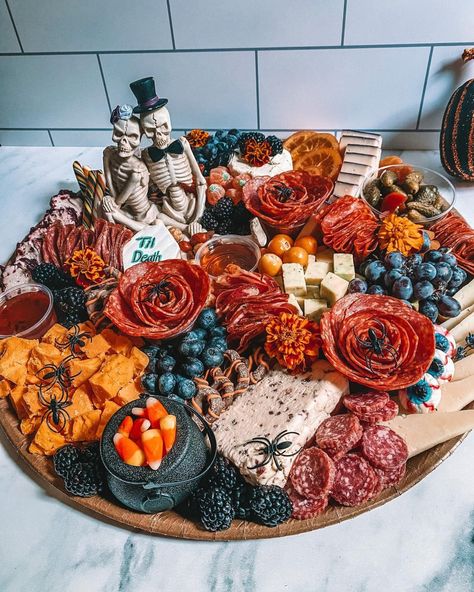 Halloween Charcuterie Boards, Halloween Mad, Halloween Platter, Charcuterie Party, Charcuterie Ideas, Halloween Charcuterie, Fun Costumes, Food Boards, Beef Sliders