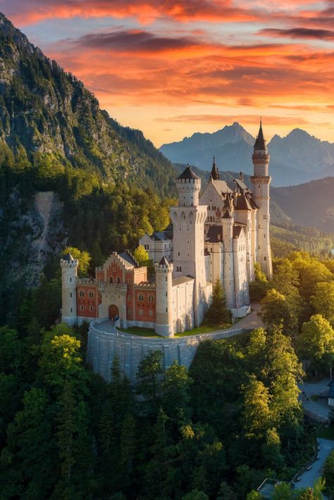 10 Famous castles in Europe: Neuschwanstein Castle Fairytale Scenery, Castles In Europe, Famous Vampires, Hohenzollern Castle, Castles To Visit, Famous Castles, Prague Castle, Neuschwanstein Castle, Edinburgh Castle