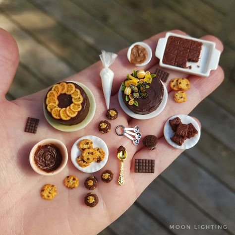 A handful of chocolate baking . . . . . . #polymerclay #miniature #miniaturebaking #chocolatebaking #chocolate #miniaturebrownies #miniaturechocolatecake #polymerclayfood #polymerclay Miniture Food, Tiny Food, Chocolate Baking, Miniature Food, Chocolate Cake, Brownies, Instagram A, Polymer Clay, Miniatures