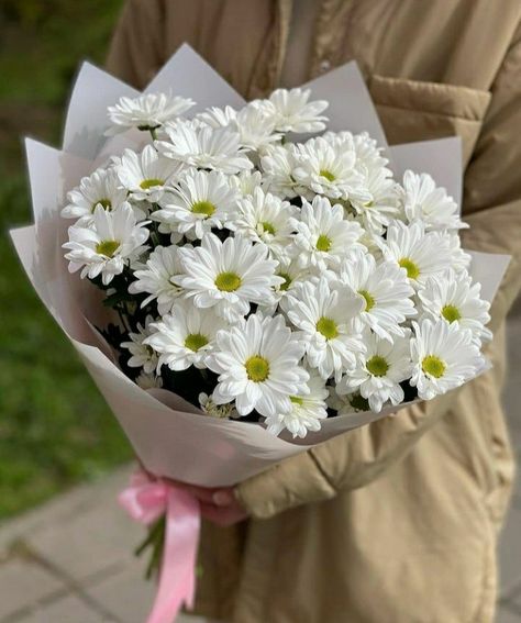 White Daisy Bouquet, Daisy Flower Arrangements, Single Flower Bouquet, Posca Marker, Daisy Bouquet, Boquette Flowers, Flowers Bouquet Gift, Nothing But Flowers, How To Wrap Flowers