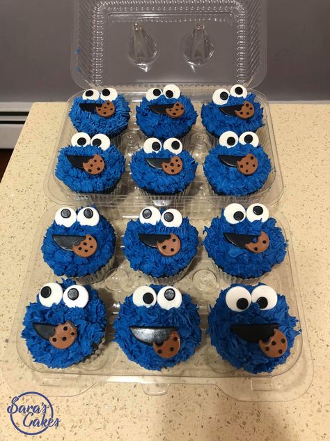 Cookie monster cupcakes Cookie Monster Fruit Tray, Cookie Monster Treats Desserts, Cookie Monster Strawberries, Cookie Monster Baby Shower Treats, Cookie Monster First Birthday Party, Cookie Monster Cake Ideas, Cookie Monster Cake Pops, Cookie Monster Baby Shower Cake, Cookie Monster 1st Birthday Outfit