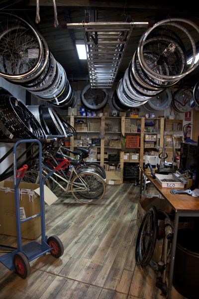 Bike Repair Shop, Bicycle Garage, Bicycle Mechanics, Bike Storage Garage, Garage Workshop Organization, Bicycle Tools, Bike Room, Bicycle Store, Woodworking Store