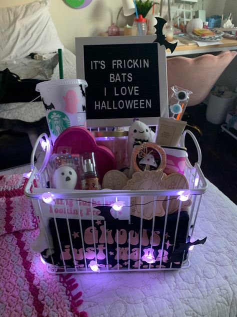 Spooky Gifts For Friends, Spooky Basket For Friend Girl, Spooky Basket Best Friend, Birthday Spooky Basket, Spooky Birthday Basket, Pink Boo Basket Ideas, Friend Boo Basket, Bestie Boo Baskets, Boo Basket For Best Friend