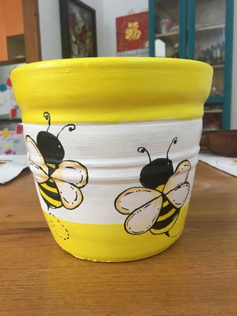 Bumble Bee Flower Pot, Bee Flower Pot, Bee Pot, Terra Cotta Pot Crafts Diy, Clay Pot Projects, Honey Bee Decor, Flower Pot Art, Pot Painting, Terra Cotta Pot Crafts