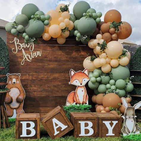 woodland baby shower supplies Woodland Theme Baby, Baby Shower Party Themes, Woodland Baby Shower Decorations, Forest Baby Showers, Idee Babyshower, Ballon Party, Baby Shower Theme Decorations, Outdoor Baby Shower, Baby Shower Woodland Theme