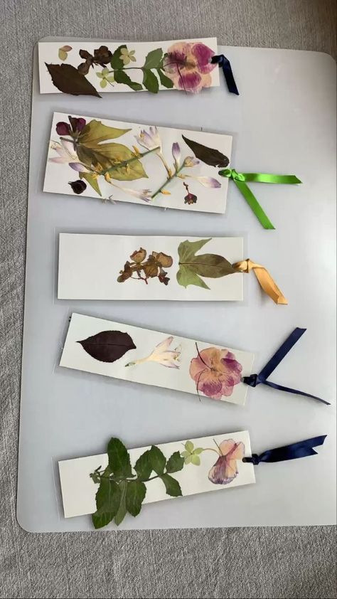 Craft Mothers Day Gifts, Mothers Day Bookmarks, Penanda Buku Diy, Craft Mothers Day, Pressed Flower Bookmarks, Buku Diy, Womens Day Gift Ideas, Flower Bookmarks, Craft Easter