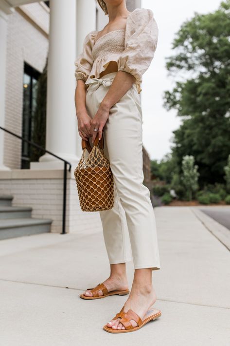 How To Style Slides Sandals, Chic Sandals Flat, Classy Sandals Outfit, Brown Slide Sandals, Tan Sandals Outfit Summer, Brown Slides Outfit, Slide Sandals Outfit Summer, Flat Sandals Outfit Summer, Brown Sandals Outfit Summer