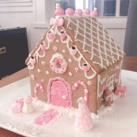 Cute Gingerbread Houses Ideas, Pretty Gingerbread House Ideas, Pink Gingerbread House Aesthetic, Cute Pink Gingerbread House, Girly Gingerbread House Ideas, Gingerbread House Pink And White, Simple Cute Gingerbread House, Gingerbread House Decorations Simple, Pink And Red Gingerbread House