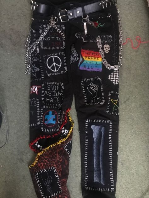 Diy Punk Jeans, Patch Jeans Punk, Diy Punk Pants, Crust Jeans, Patch Pants Ideas, Punk Pants Diy, Alt Jeans, Punk Patch Pants, Punk Patches Ideas