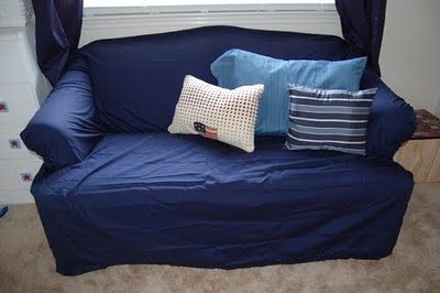 DIY couch cover --the lazy way. One King Size Flat Sheet just folded and pinned in needed areas....hmmm. Couch Cover Diy, Diy Couch Cover, Farmhouse Couch, Cheap Couch, Carpet Cover, King Size Sheets, Furniture Ads, Diy Couch, Furniture Logo