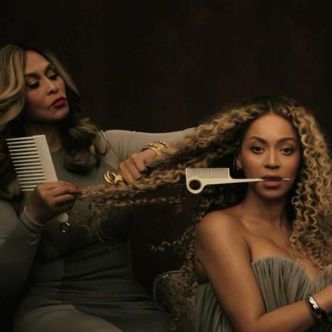 Mother Doing Daughters Hair, Beyonce Black Hair, Black Hair Experience, Beyoncé Hair, Mother May I, Hair Salon Art, Beyonce Makeup, Trimming Hair, My Childhood Memories