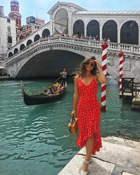 Happy New Year!! ❤️ Genuinely can’t believe where this year has gone 🙈but it’s been FULL of amazing experiences and moments! Venice was… Sophie Knight, European Travel Outfit, Europe Outfits, Trip Outfits, Italy Outfits, Travel Outfit Summer, Paris Outfits, Europe Fashion, Italy Fashion