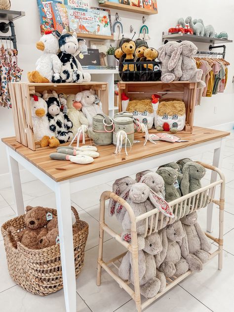 Baby Boutique Display Store Interiors, Kid Boutique Ideas, Baby Boutique Ideas, Kids Shop Design, Jellycat Display, Boutique Decor Ideas Retail Store Design, Children Boutique Display, Toy Boutique, Kids Boutique Ideas