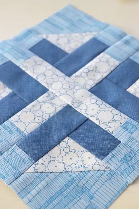 Quilt Block Exchange Ideas, 12 Inch Quilt Block Patterns Free, Quilts Designs, Quilt Colors, Placemat Patterns, Quick Quilts, Quilted Placemat, Quilted Cross, Quilt Blocks Easy