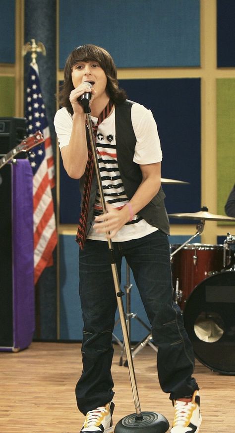 Oliver From Hannah Montana, Hannah Montana Oliver, 2000s Rocker Outfit, Junie B Jones Costume, Looks 2000s, Mitchell Musso, Hannah Montana Outfits, Mitchel Musso, Jason Earles