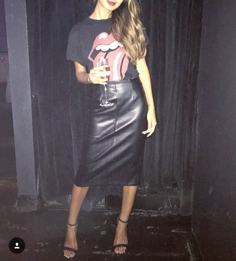 Band Tshirt / Leather Skirt / Rolling Stones / Rock Show Outfit Rock Tshirt Outfit, Casual Leather Skirt, Rock Show Outfit, Rolling Stones Outfit, Leather Skirt Outfit Casual, Gig Outfit, Skirt Outfit Casual, Leather Skirt Outfit, Pencil Skirt Outfits