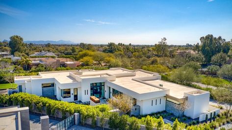 LOOK: At This $4.1 Million House in Phoenix That Devin Booker is Selling..See more pics below⬇ Devin Booker House, House Bedrooms, Outdoor Furniture Design, Devin Booker, Grand Rapids Michigan, Paradise Valley, Phoenix Suns, Celebrity Houses, 24 Years Old