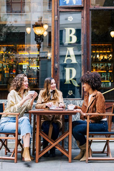 Coffee Shop With People, Bff Coffee Pics, Friends In A Coffee Shop, Friends Shopping Together, Having Coffee With Friends, Women Hanging Out, Friends At A Cafe, Coffee Shop Photoshoot Friends, Friends Lifestyle Photography