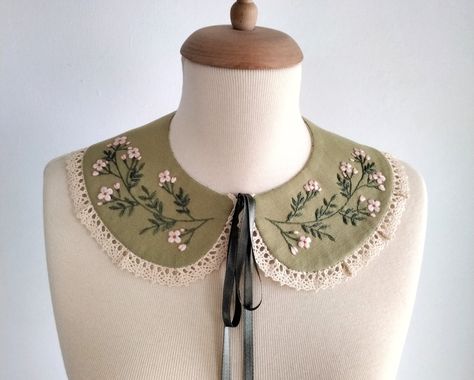 Hand Embroidery Collar, Collar Embroidery, Embroidered Collars Pattern, Hand Embroidered Collar, Vintage Collared Shirt With Floral Embroidery, Viking Collar Embroidery, Sewing Ideas Clothes, Diy Crafts Paper Flowers, Pola Sulam