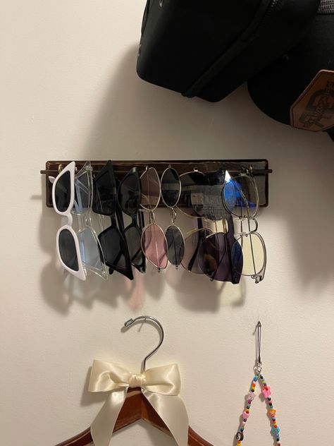 Sunglasses Stand Aesthetic, Sun Glasses Organization Ideas, Sunglasses Organization Aesthetic, Sunglasses Holder Aesthetic, Sunglasses Organization Ideas, Y2k Diy Room Decor, Diy Sunglasses Organizer, Sunglasses Organization, Diy Sunglasses Holder