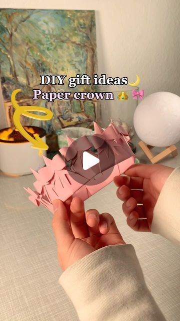 How To Make A Paper Crown Easy, Paper Gifts For Birthday, Something Creative To Do, Handmade Crowns Paper, Paper Tiara Diy, Coquette Paper Crafts, Diy Crowns And Tiaras, How To Make Crown With Paper, Diy Crown Paper