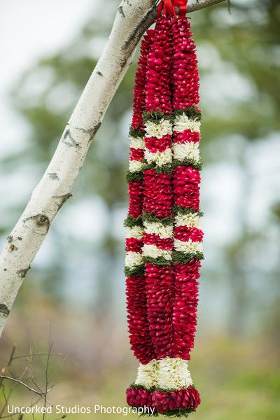 Garlands For Weddings Indian, Unique Indian Wedding Garland, Wedding Garlands Indian, Latest Varmala Designs, Varmala Designs, Indian Wedding Garland, Indian Wedding Flowers, Red Garland, Wedding Flower Jewelry