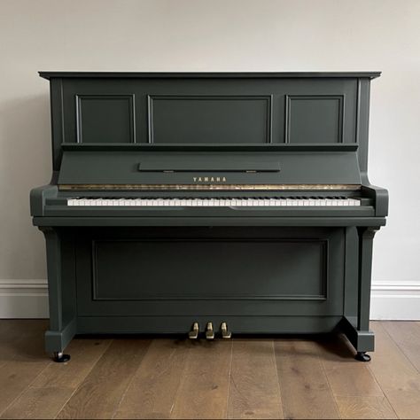 Refinished Piano Ideas, Refinished Piano, Piano Refinishing, Piano Redo, Refinish Piano, Piano Painted, Piano Styling, Green Piano, Piano Makeover