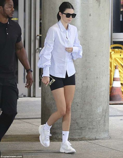 Back on home soil: Kendall Jenner touched down in her native Los Angeles on Sunday evening... Kendall Jenner Athleisure, Kendall Jenner Style Casual, Kendall Jenner Estilo, Kendall Jenner Outfits Casual, Cycling Shorts Outfit, Estilo Jenner, Kendall Jenner Street Style, Gym Aesthetic, Looks Pinterest