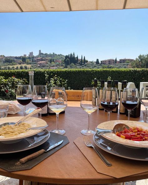 San Gimignano Wine Experiences - La Marronaia San Gimignano Italy, Wine Tasting Experience, Italy Wine, Wine Shop, Wine Case, Best Wine, Private Dining Room, Picture Postcards, Wine Pairing