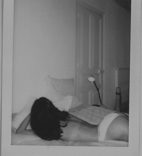 Bed Shoot Ideas Women, Poses In Bed Aesthetic, Bedroom Photoshoot Ideas Lingerie, Bouidor Polaroids, Cheeky Picture Ideas, Budior Photoshoot Ideas Polaroid, Budoir Diy Poses Polaroid, Bed Pics Aesthetic, Bed Pose Ideas