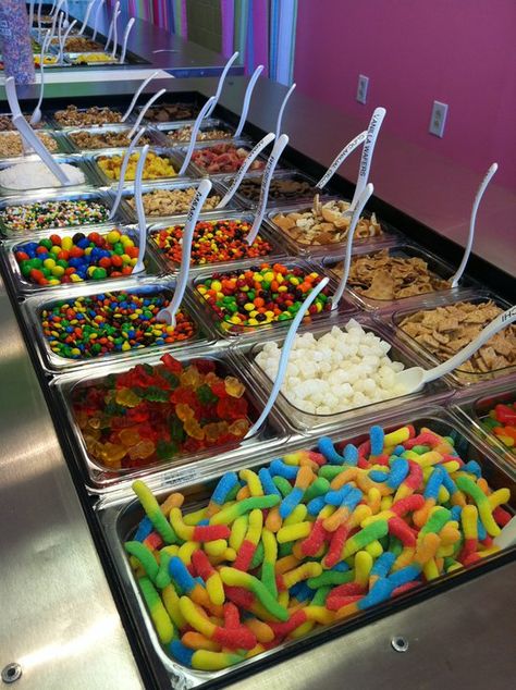 Candy Sweet Frog Frozen Yogurt, Frozen Yogurt Bar, Sweet Frog, Pastel Cupcakes, Yogurt Bar, Frozen Yogurt Shop, Bubble Waffle, Sleepover Food, Junk Food Snacks