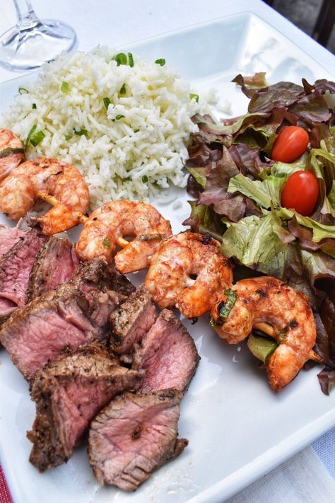 Easy and Yummy Surf 'n' Turf Dinner Surf And Turf Dinner Party, Surf And Turf Dinner, Surf N Turf Recipes, Dinner Party Menu Ideas, Marinated Grilled Shrimp, Party Menu Ideas, Surf N Turf, Kebabs On The Grill, Easy Steak Recipes