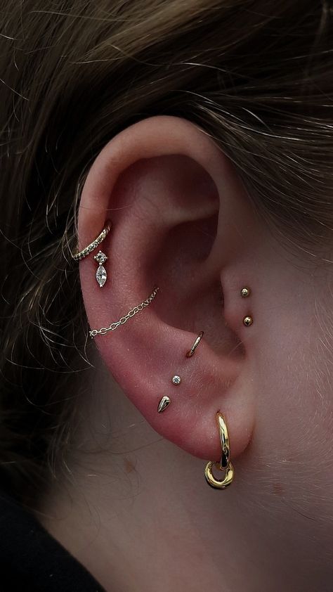 Solid Gold Piercing, Unique Ear Curation, Minimal Ear Curation, Celestial Ear Curation, Ear Curation Gold, Gold Ear Curation, Ear Curation Ideas, Minimalistic Jewellery, Ear Styling