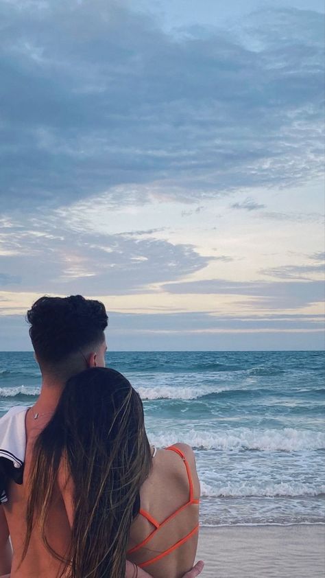 Romantic Beach Couple, Beach Couple Poses, Beach Pictures Inspo, Beach Pictures Ideas, Best Beach Poses, Poses With Friends, Sunset Beach Pictures, Find Aesthetic, Poses For Instagram