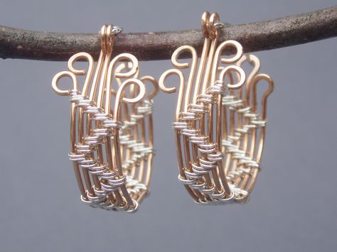 Hand woven geometric hoop earrings using a unique weaving technique. Wire Weaving Techniques, Woven Earrings, Wire Jewelry Earrings, Wire Jewelry Patterns, Wire Wrapped Stone Jewelry, Wire Wrap Jewelry Designs, Wire Wrapped Jewelry Diy, Wire Wrapped Jewelry Tutorials, Geometric Hoop Earrings