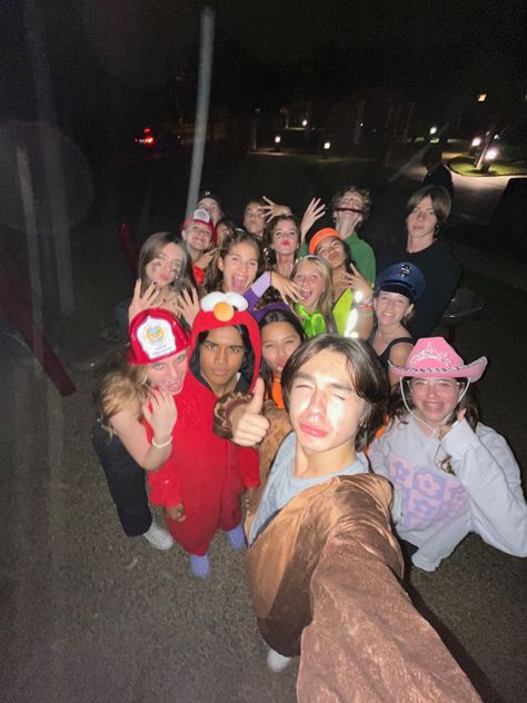 Group Halloween Picture Ideas, Halloween Selfie Ideas, Group Of Friends Halloween Costumes, Halloween Group Aesthetic, Halloween Group Photos, Halloween Parties For Teenagers, Trio Pictures Halloween, Halloween Party Pictures Friends, Halloween Friends Aesthetic