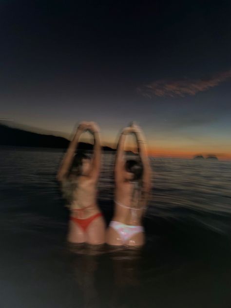 In This Moment Aesthetic, Insta Photo Ideas Sunset, Friends Traveling Aesthetic, Beach Day Photo Ideas, Beach Day Photos, Friends Aesthetic Photos, Vacation Pictures Friends, Beach Party Aesthetic, Bestie Activities