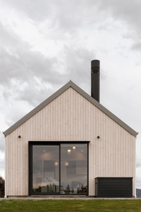 Nordic Cabin Design, New Zealand Architecture Modern, Nordic Cabin Exterior, Nordic House Design Exterior, Nordic House Exterior, Nordic Barndominium, Nordic House Design, Horse Farm Layout, New Zealand House