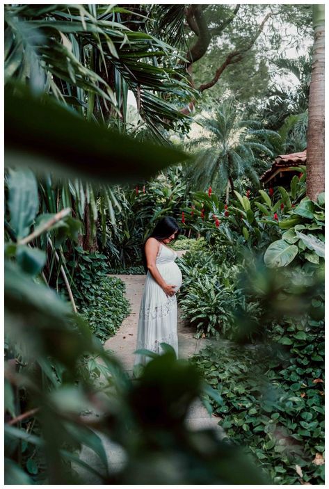 Pregnant woman standing in a tropical garden during maternity photos in Costa Rica. Photographed by Kristen M. Brown, Samba to the Sea Photography. #costarica #maternityphotos #puravida #costaricaphotographer Maternity Shoot Beach, Brown Samba, The Sea Photography, Maternity Photography Poses Outdoors, Tamarindo Costa Rica, Beach Maternity Photos, Maternity Photography Poses Pregnancy Pics, Maternity Photography Outdoors, Couple Pregnancy Photoshoot