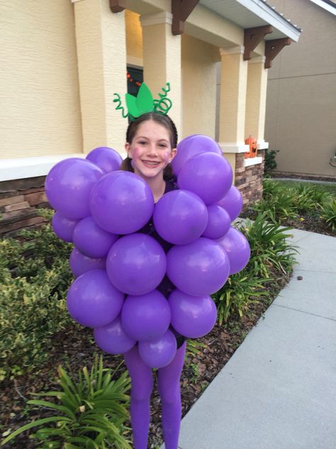 Grapes Halloween costume!!  takes 15mins. Safety pin the ends of the balloons to a shirt. Nutrition Month Costume, Costumes With Masks, Grapes Costume, Food Halloween Costumes, Masks Kids, Fruit Costumes, Food Costumes, Easy Halloween Costumes, Cute Costumes