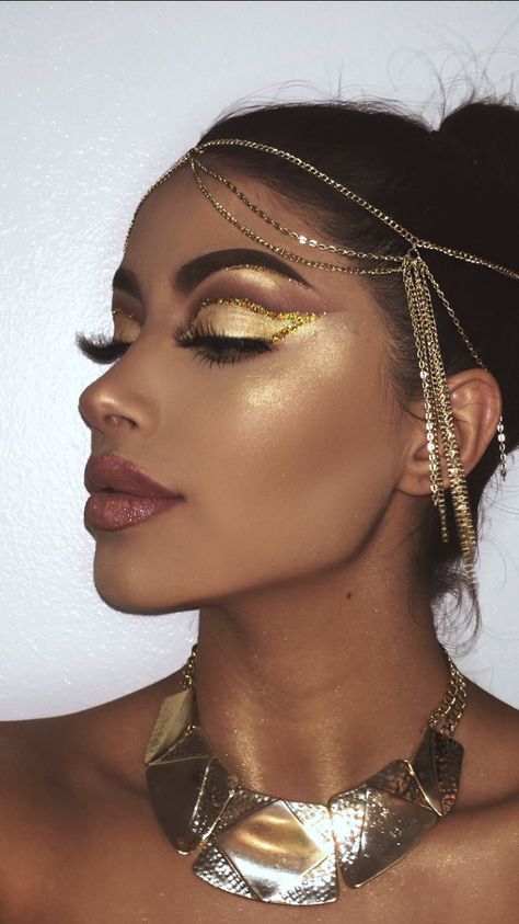 Godess Make Up Halloween, Kleopatra Costume Halloween, Gold Greek Goddess Makeup, Greek Goddesses Makeup, Sun Goddess Costume Makeup, Greek Goddess Makeup Look Simple, Roman Goddess Makeup, Greek Goddess Halloween Makeup, Gold Goddess Makeup Halloween