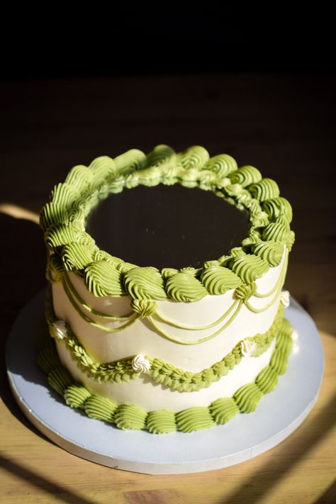 Old School Cake Decorating, Old School Piping Cake, Old School Cake Design, Old School Birthday Cake, Green Lambeth Cake, Old Fashioned Cake Decorating, Vintage Cake Circle, Mirror Cake Design, Circle Vintage Cake