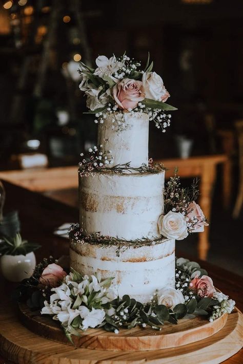 Pastries Illustration Farmhouse Wedding Cake, Wedding Cake Forest, Barn Wedding Cakes, Wedding Cake Fresh Flowers, Rusting Wedding, Making Cakes, Dream Wedding Cake, Wedding Anniversary Cake, Wedding Cake Rustic