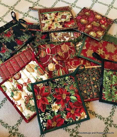 Pot Holder Quilt Patterns, Christmas Fabric Placemats, Christmas Hot Pads Quilted, Quilting Pot Holders, Quilted Christmas Potholders, Christmas Pot Holders Quilted, Hotpads Quilted Pot Holders, Christmas Potholders To Sew, Quilt As You Go Pot Holders