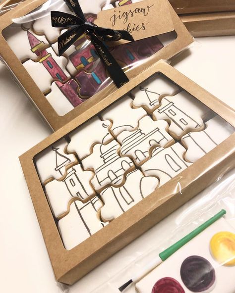 Cookie Puzzle Ideas, Wedding Favor Cookies, Puzzle Cookies, Cookie Puzzle, Bridesmaid Cookies, Favours Ideas, Cookie Display, Cookies Gift, Cookie Wedding Favors