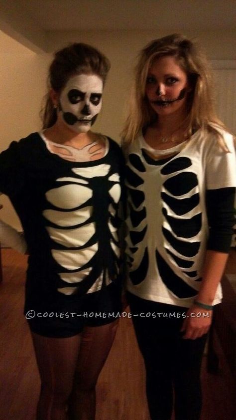 Last+Minute+Homemade+Sister+Skeletons+Halloween+Costumes Disfarces Halloween, Meme Costume, Skeletons Halloween, Skeleton Halloween Costume, Diy Costumes Women, Hallowen Ideas, Homemade Halloween Costumes, Diy Kostüm, Hallowen Costume