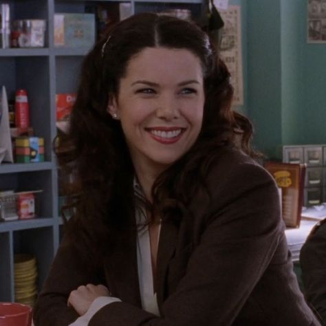 lorelai gilmore girls Loriela Gilmore, Lorili Gilmore Aesthetic, Lorlie Gilmore Aesthetic, Lorelai Gilmore Pfp, Lorelai Gilmore Icons, Lorili Gilmore, Lorelai Aesthetic, Lorelai Gilmore Hair, Gilmore Style