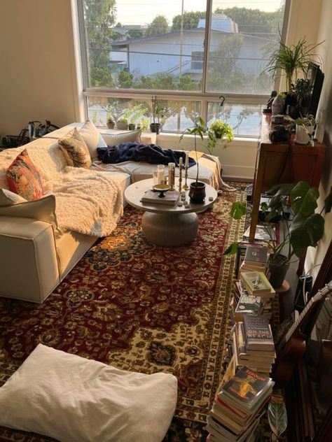 Middle Eastern House Decor, Rugs In Living Room Aesthetic, Persian Rug Aesthetic Room, Persian Rug Apartment, Persian Living Room Decor, Persian Rug In Bedroom, Persian Room Aesthetic, Bedroom Persian Rug, Red Persian Rug Living Room Decor