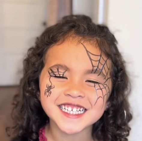 Kids Vampire Makeup Girl Easy, Easy Halloween Makeup For Kids, Kids Vampire Makeup, Halloween Makeup Kids, Simple Witch Makeup, Kids Witch Makeup, Kids Face Painting Easy, Kids Halloween Face, Face Painting Halloween Kids