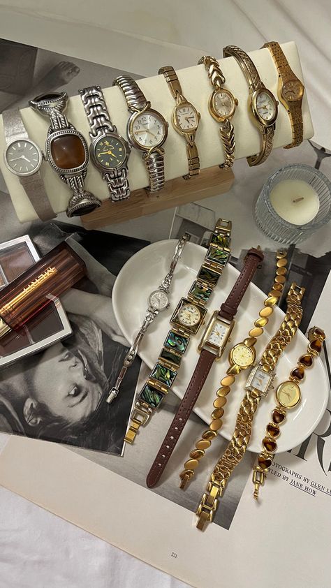 Old Money Jewelry Aesthetic Women, Vintage Watches Aesthetic, Vintage Watches Women Classy, Old Money Watches Women, Peekaboo Watch, Watch Aesthetic Women, Vintage Watch Aesthetic, Old Money Watches, Old Money Watch